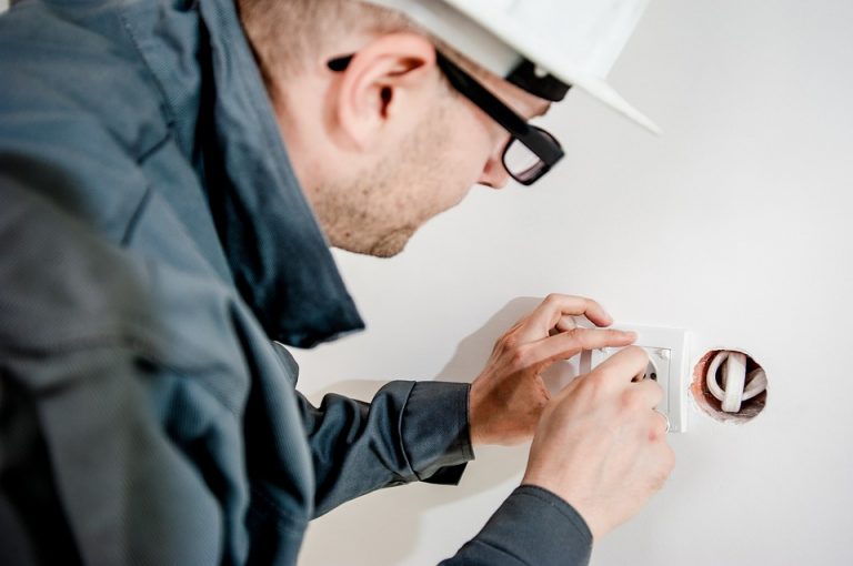 What does a commercial Electrician Do?